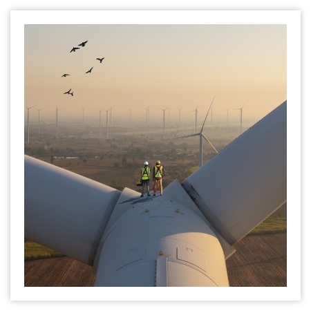 Deux hommes sur une éolienne