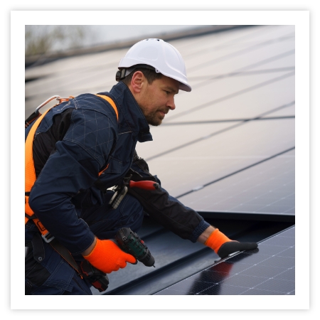 Homme qui installe des panneaux solaires